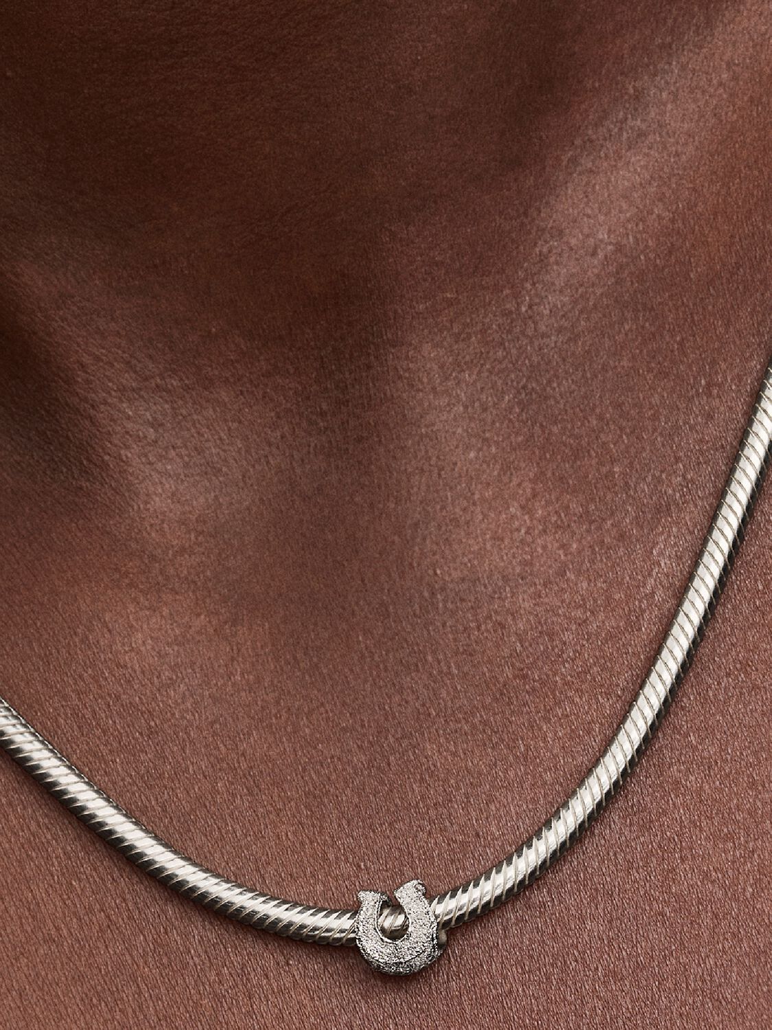 Strukturiertes Hufeisen Mini-Charm Sterling-Silber Zweitbild