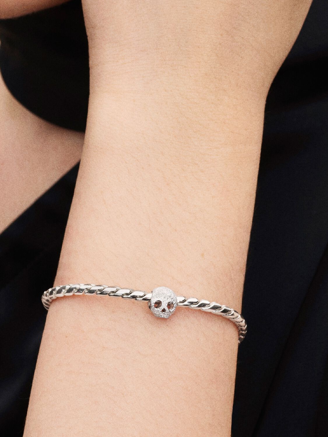 Strukturierter Totenkopf Mini-Charm Sterling-Silber Zweitbild