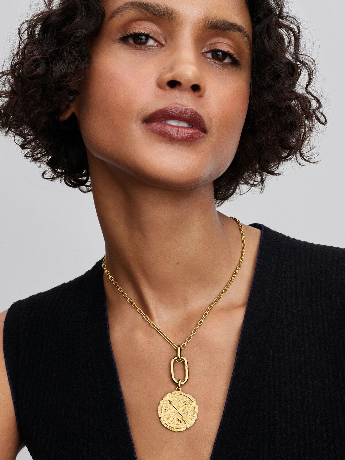 Gekreuzte Pfeile Großes Medaillon-Charm 14 Karat Vergoldung Zweitbild