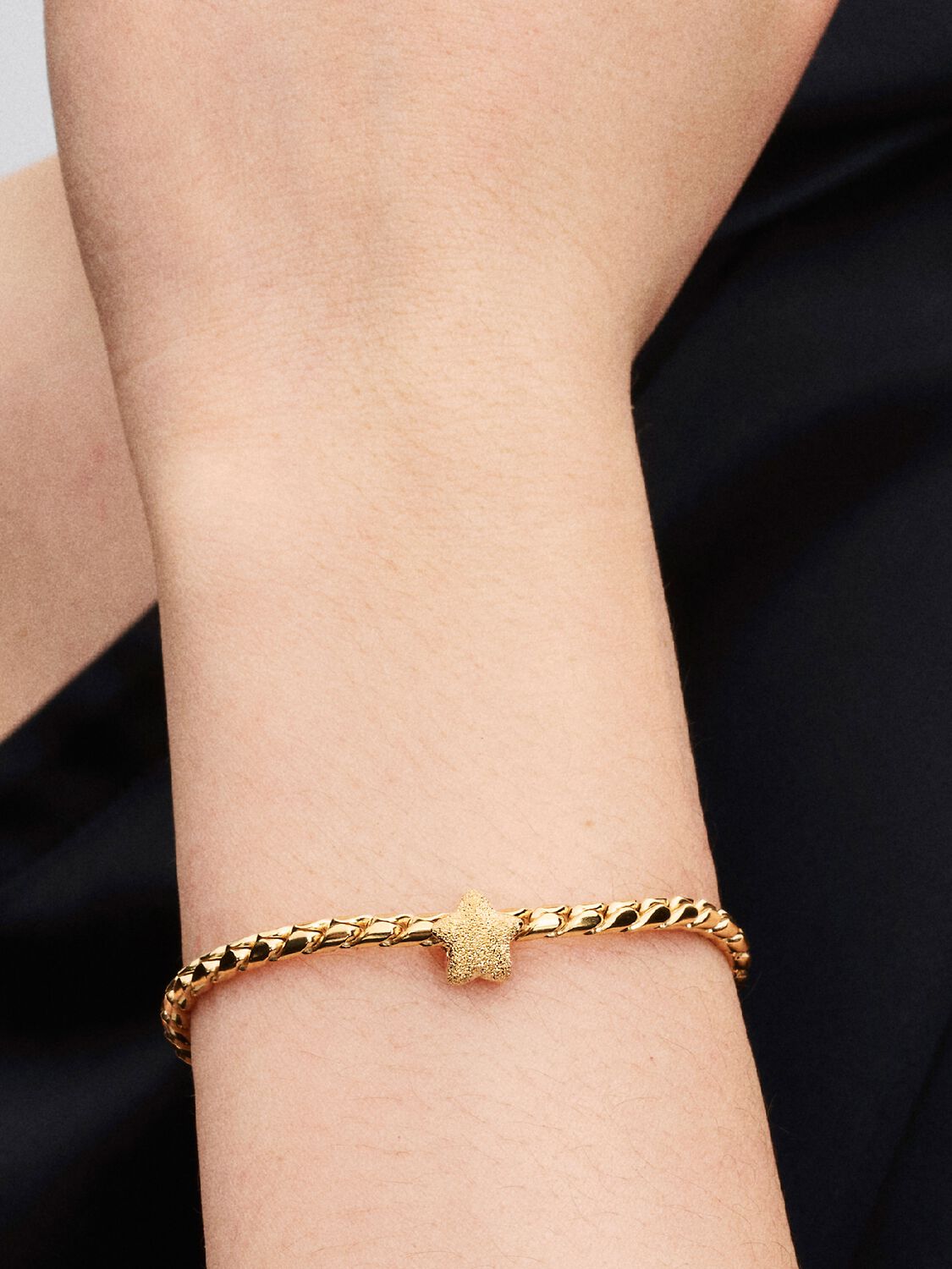 Strukturierter Stern Mini-Charm 14 Karat Vergoldung Zweitbild