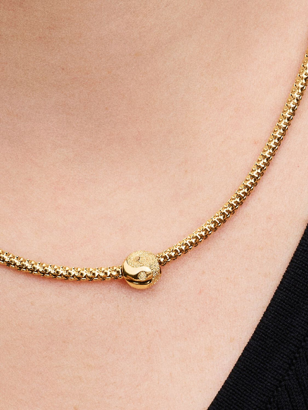 Strukturiertes Yin und Yang Mini-Charm 14 Karat Vergoldung