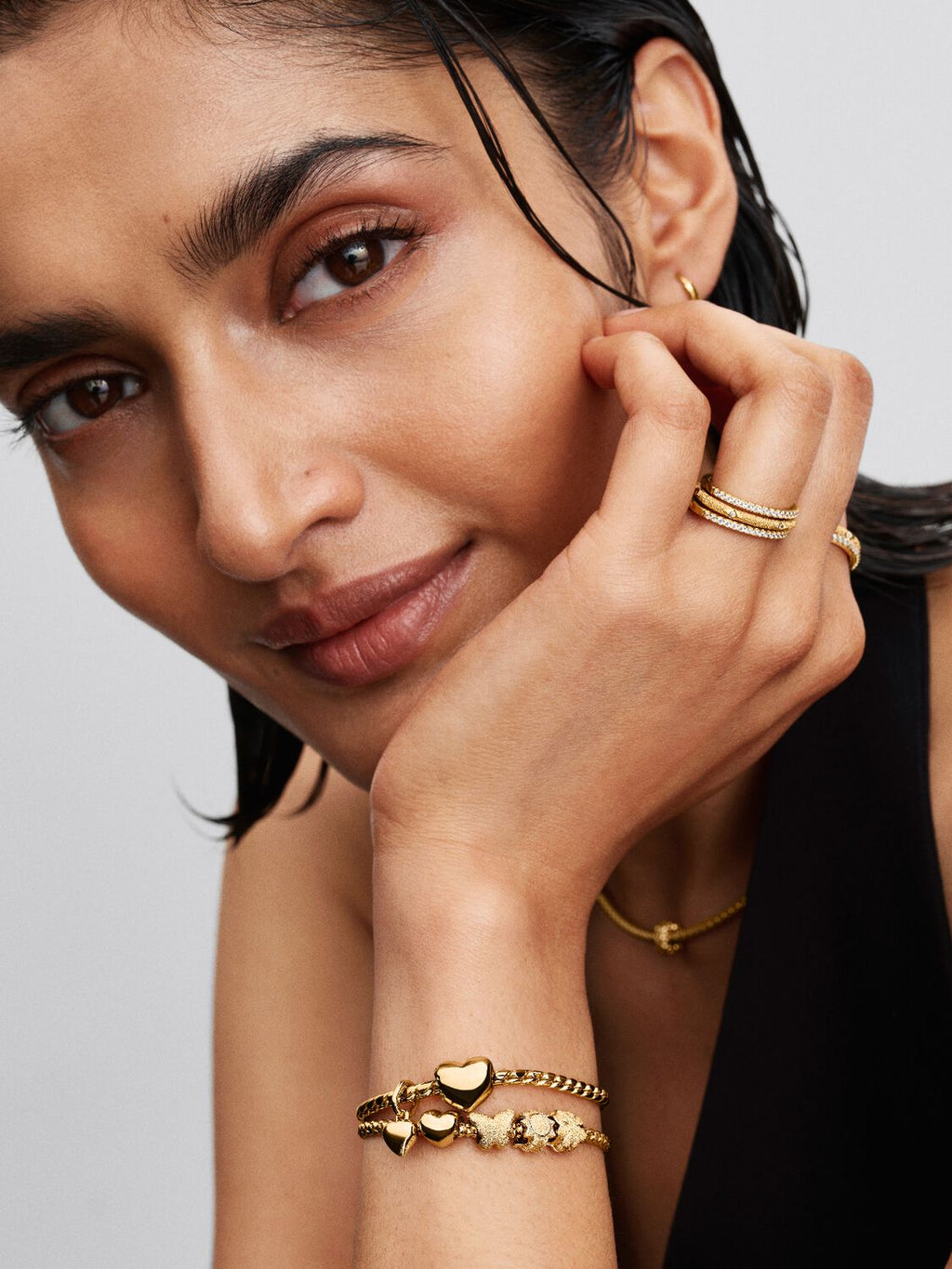 Strukturiertes Kleeblatt Mini-Charm 14 Karat Vergoldung
