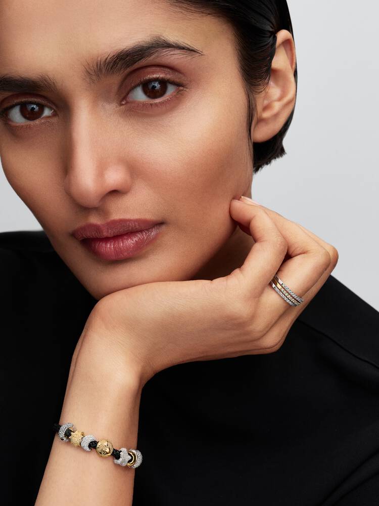 Strukturierter Globus Mini-Charm 14 Karat Vergoldung